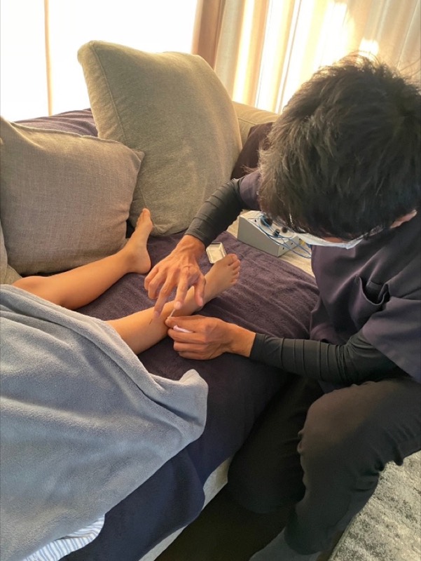 お子さまの足へのやさしいはり施術
