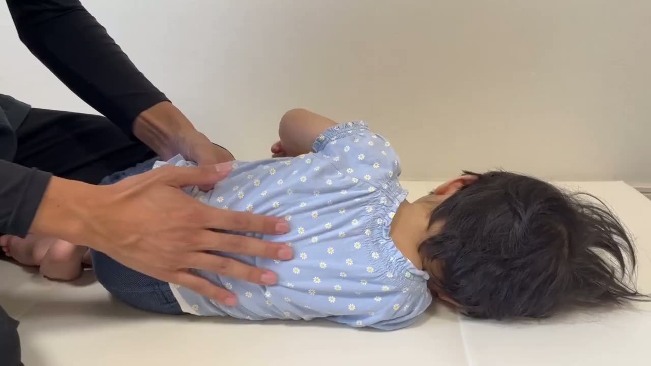 ご自宅で施術を受けるお子さまと安井先生